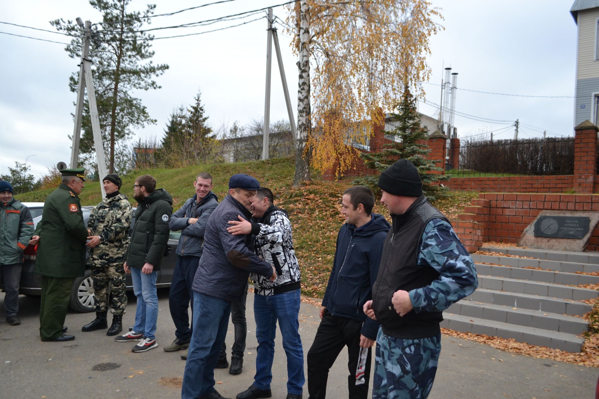 Вас ждут дома: в Верхнеуслонском районе проводили очередную группу мобилизованных