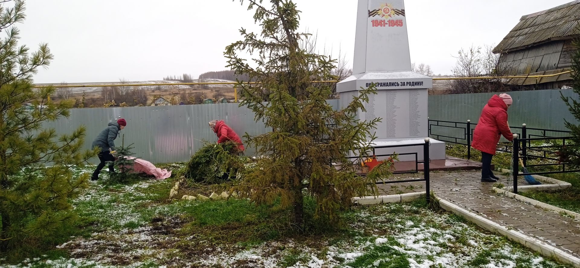 Кильдеевцы навели порядок возле памятника павшим воинам