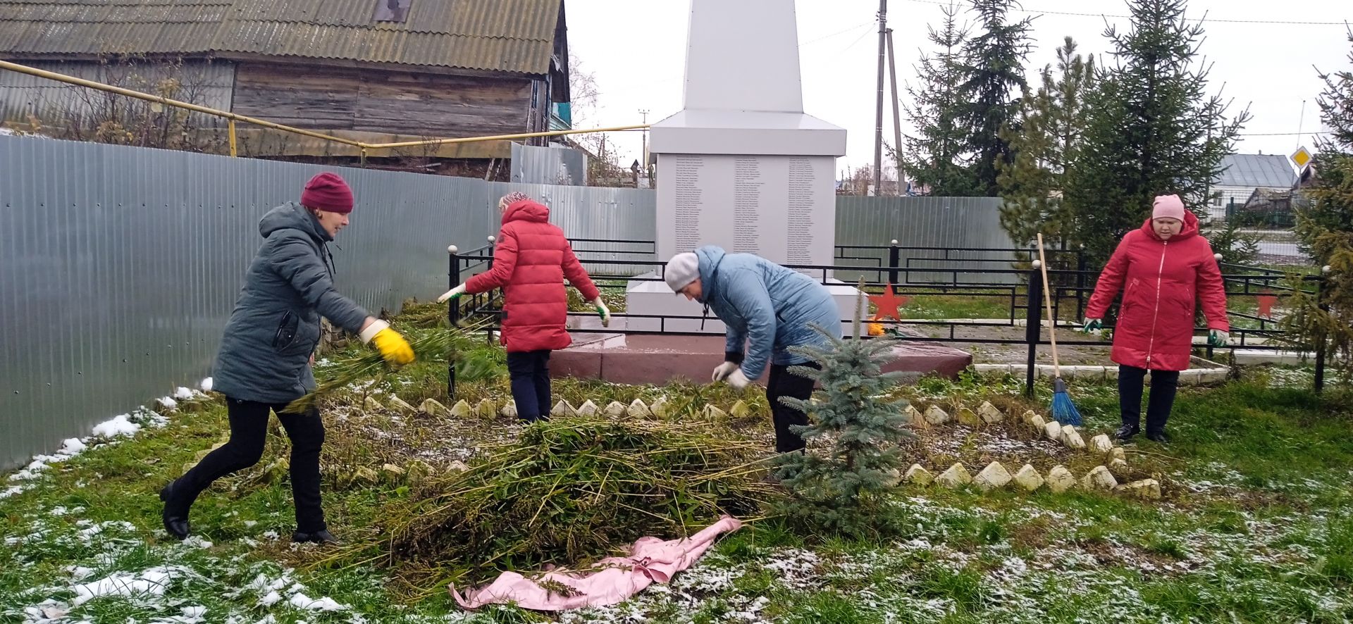 Кильдеевцы навели порядок возле памятника павшим воинам