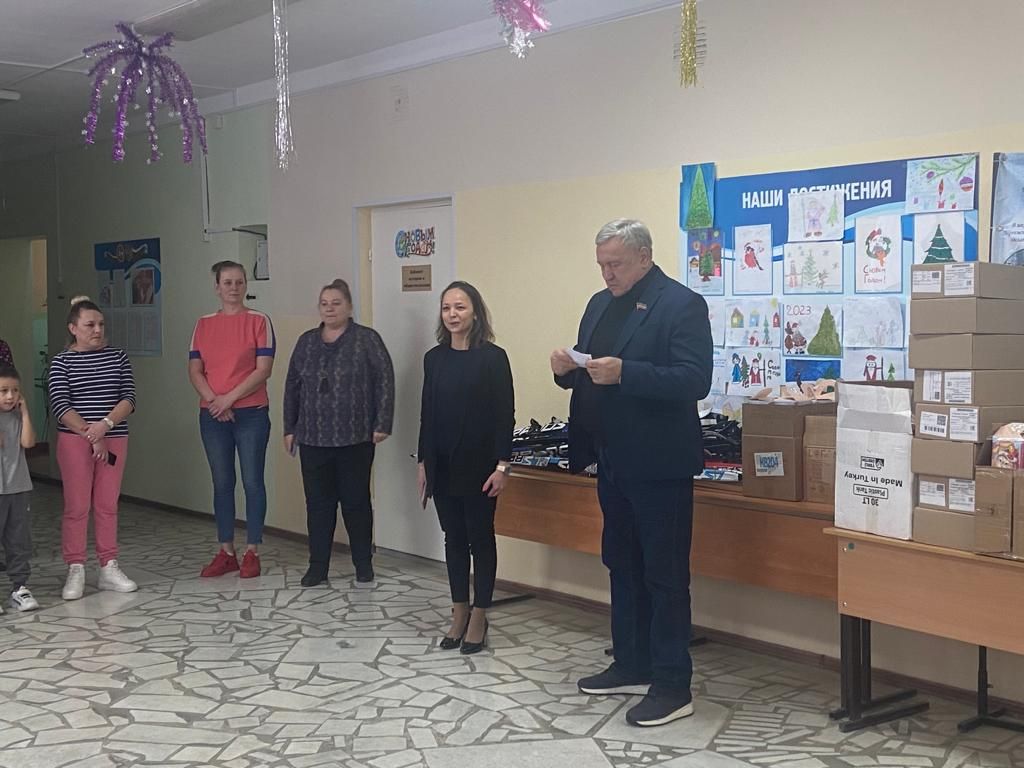 Депутат Госсовета РТ подарил введенослободским школьникам новогодние подарки