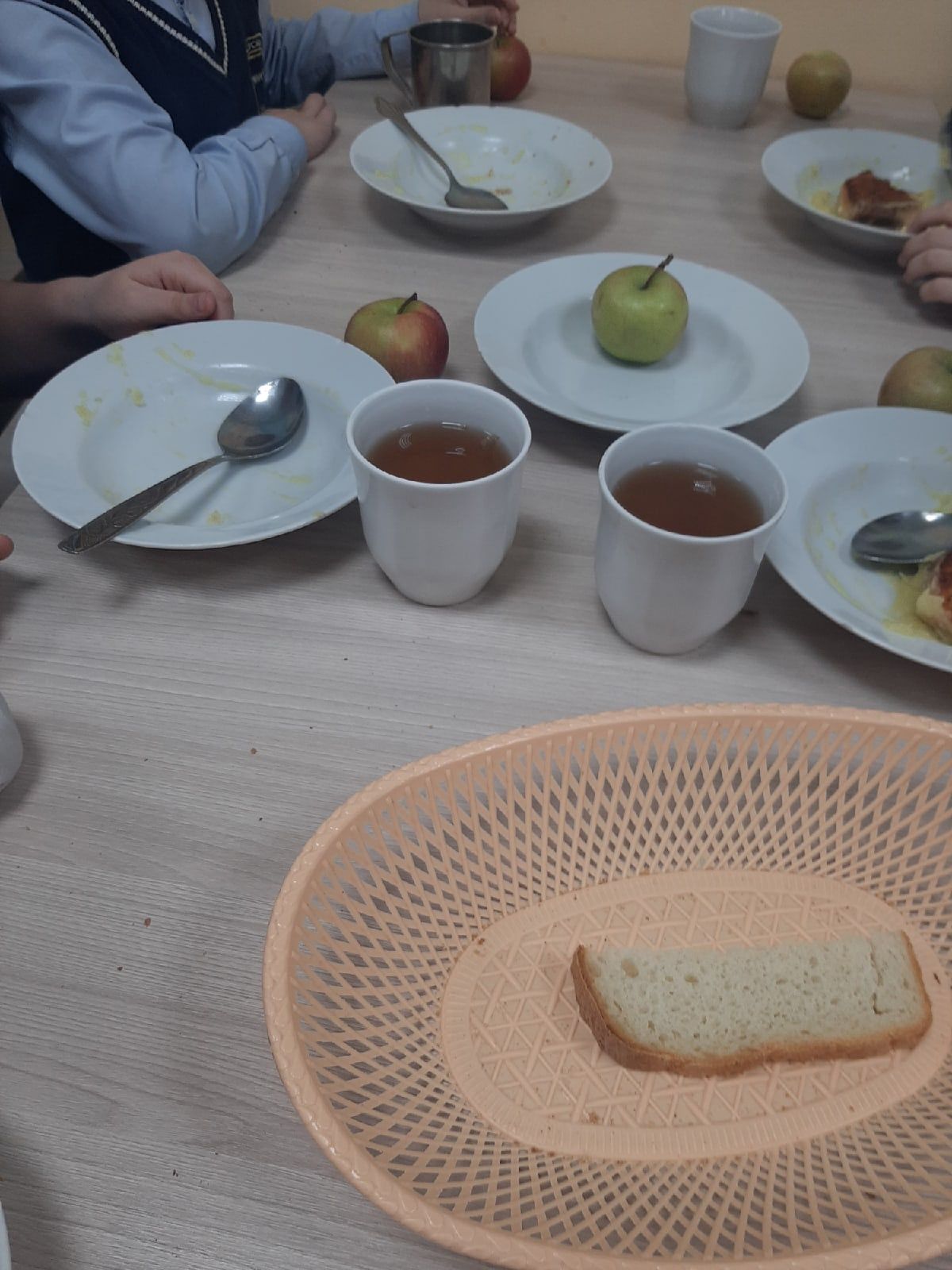 Председатель родительского комитета Верхнеуслонской гимназии пообедала с учениками младших классов