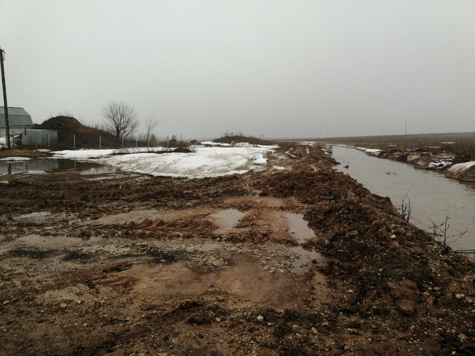 В деревне Ватан провели профилактическую расчистку водоотводного канала