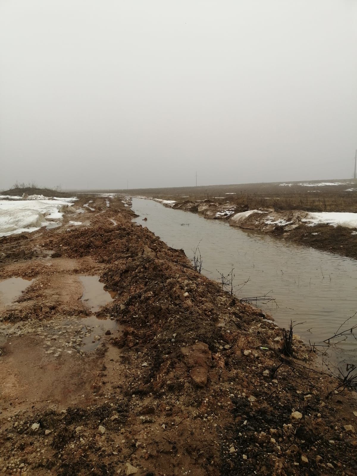 В деревне Ватан провели профилактическую расчистку водоотводного канала