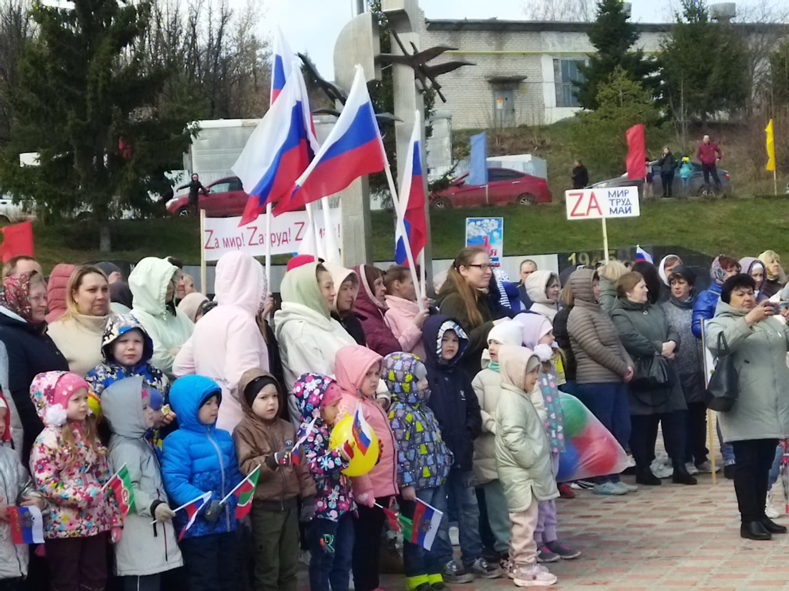 «За мир! За труд! За май!»: Верхний Услон встретил Первомай