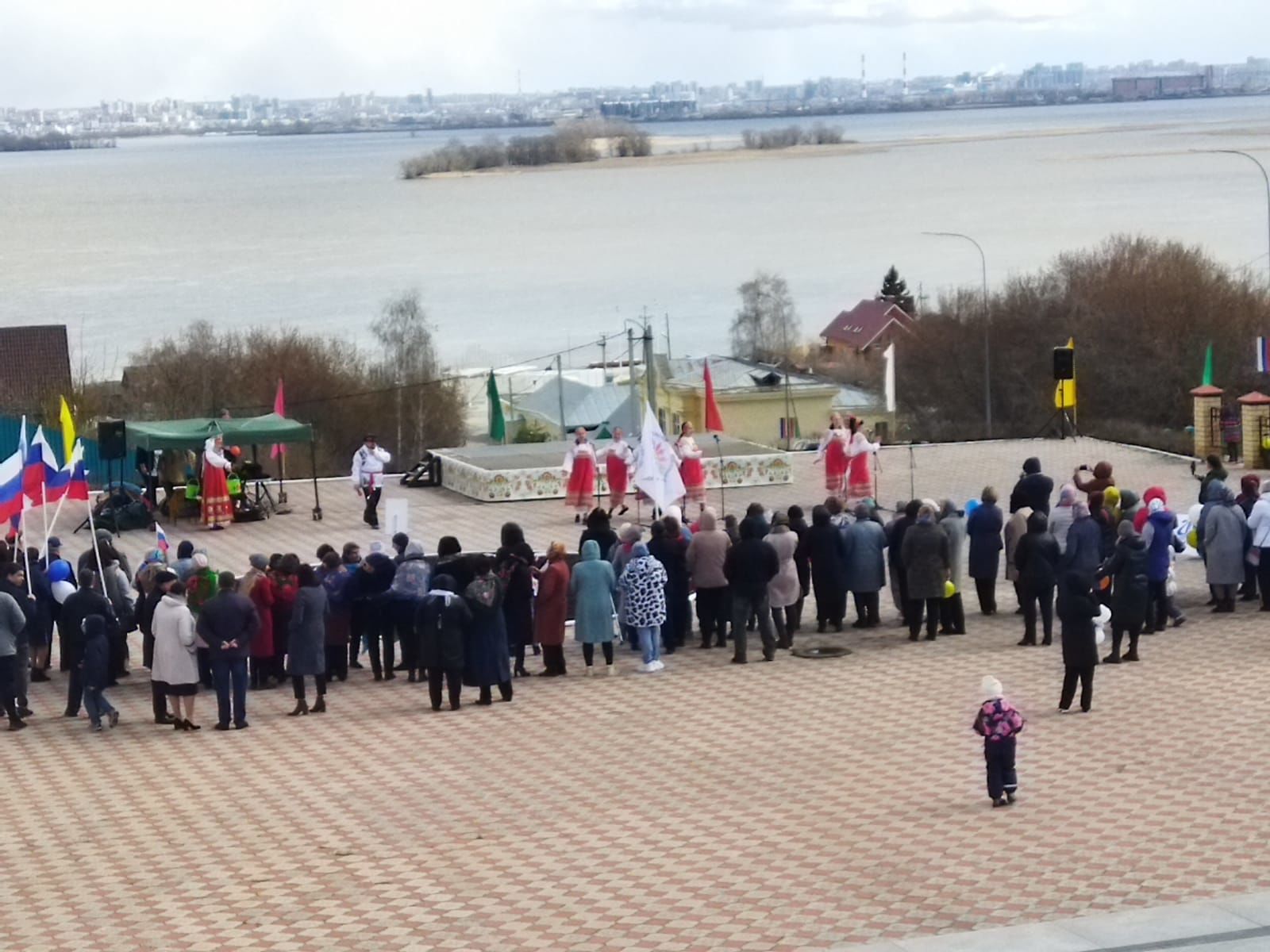 «За мир! За труд! За май!»: Верхний Услон встретил Первомай