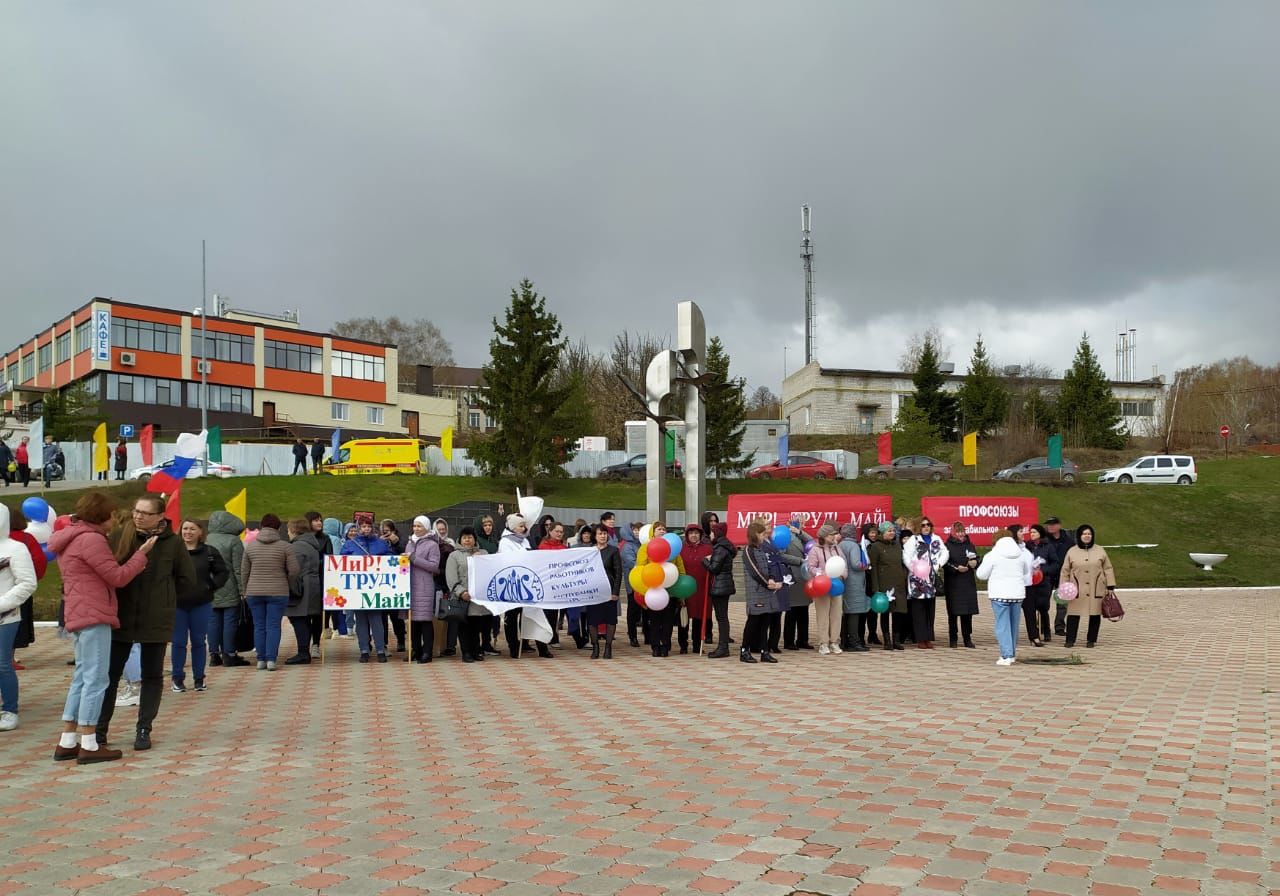 «За мир! За труд! За май!»: Верхний Услон встретил Первомай