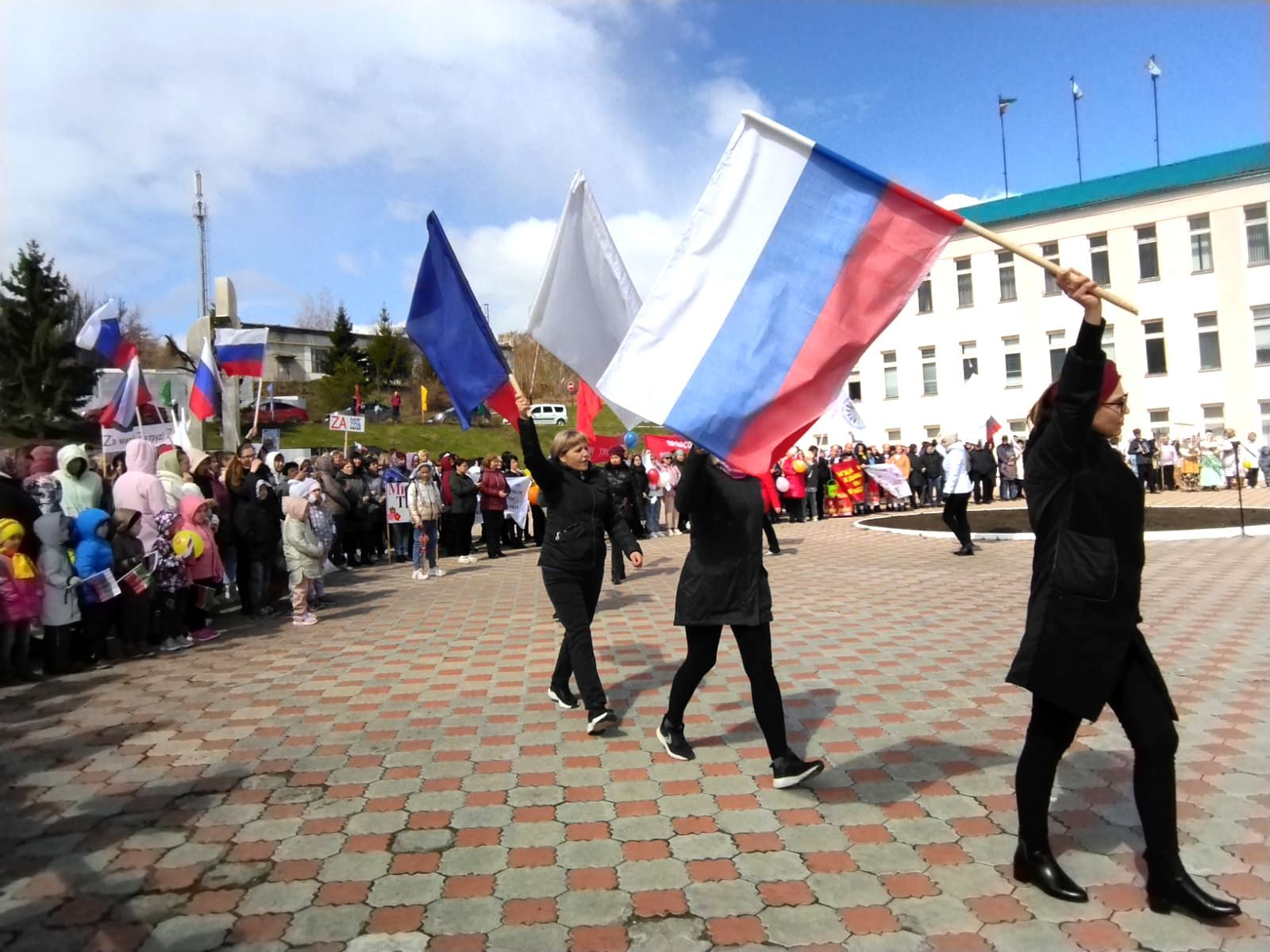 «За мир! За труд! За май!»: Верхний Услон встретил Первомай