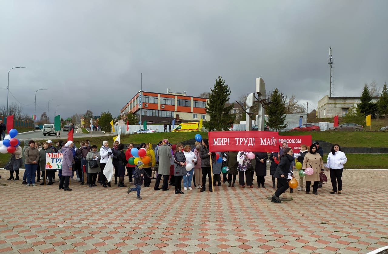 «За мир! За труд! За май!»: Верхний Услон встретил Первомай