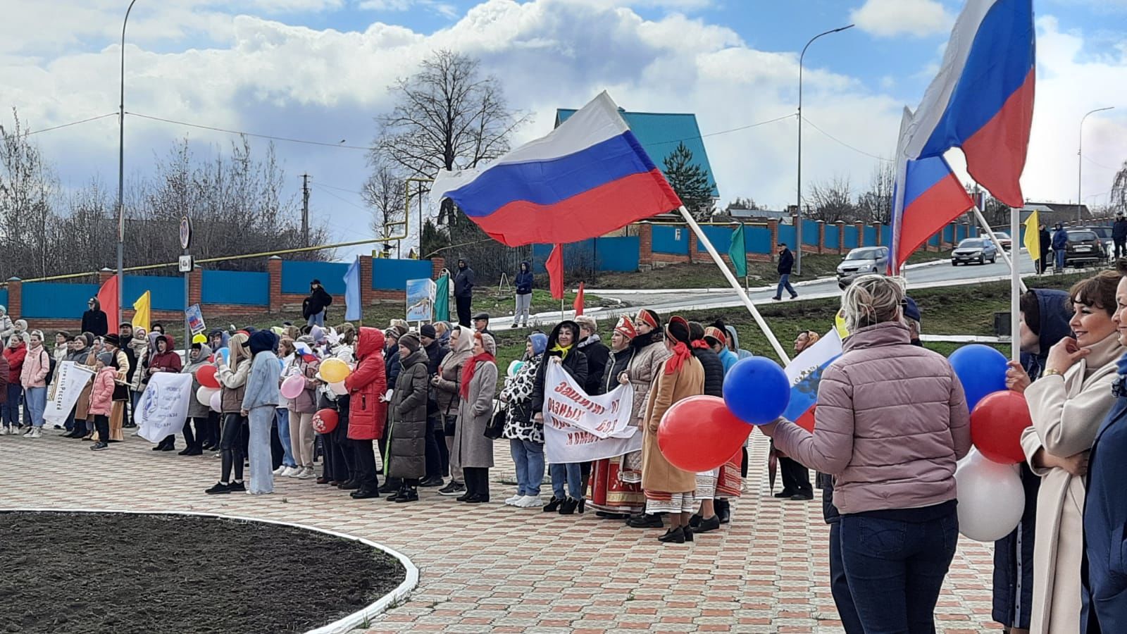 «За мир! За труд! За май!»: Верхний Услон встретил Первомай