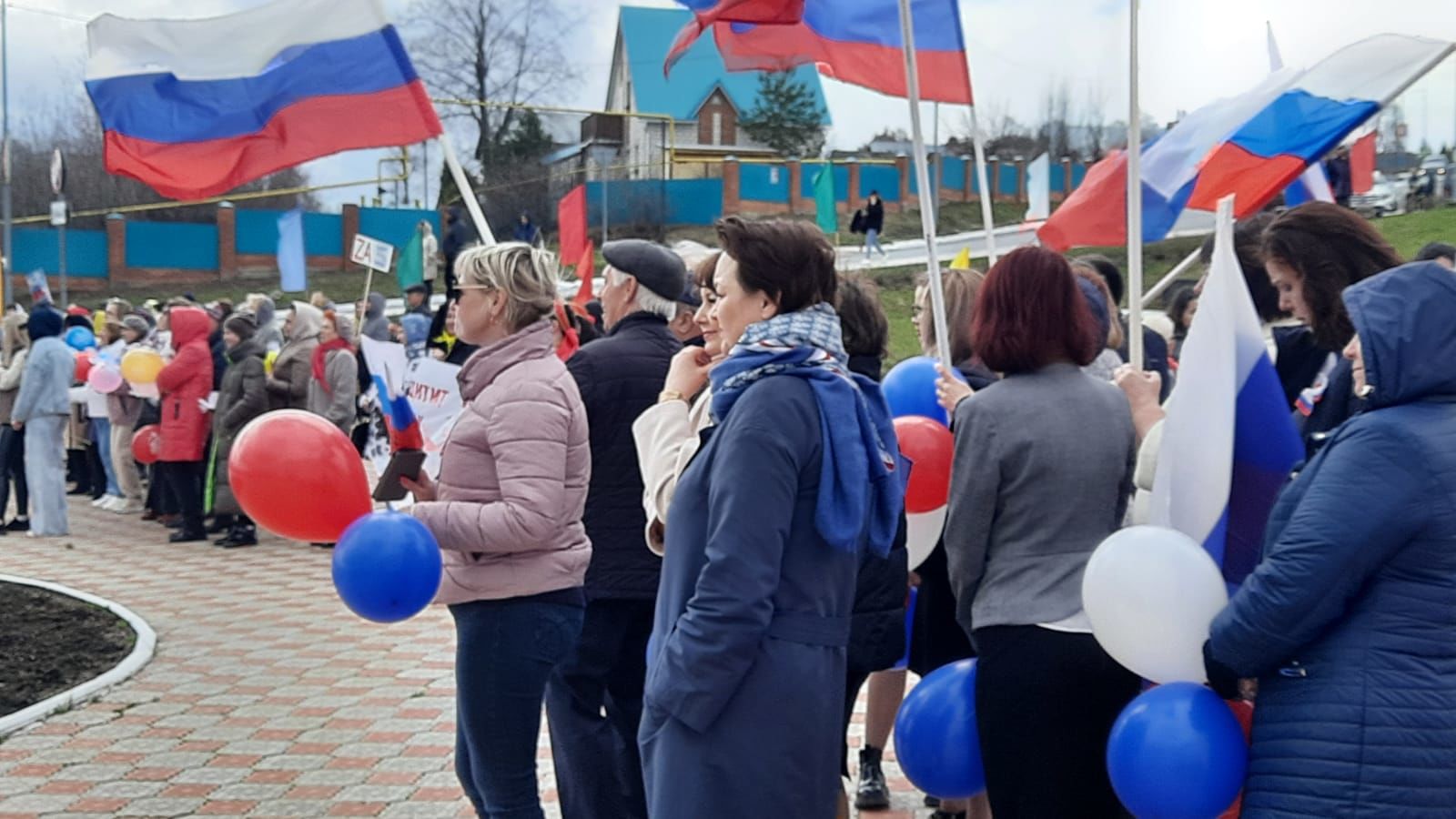 «За мир! За труд! За май!»: Верхний Услон встретил Первомай