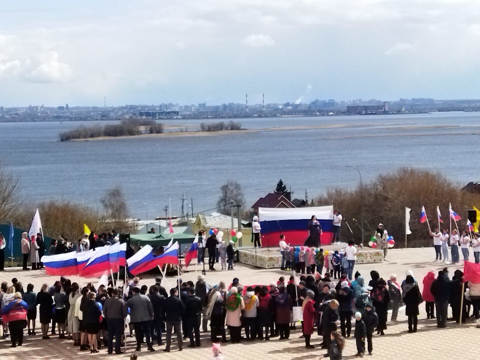 «За мир! За труд! За май!»: Верхний Услон встретил Первомай