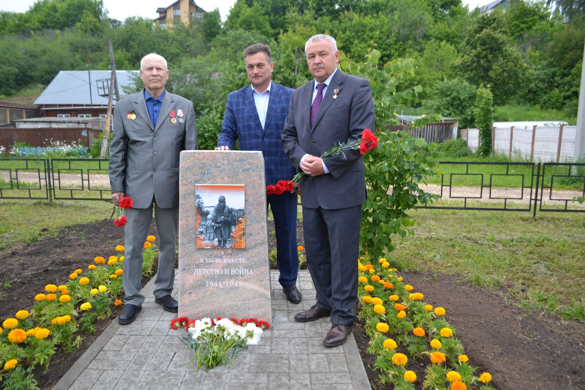 В Верхнем Услоне открыли памятник детям войны