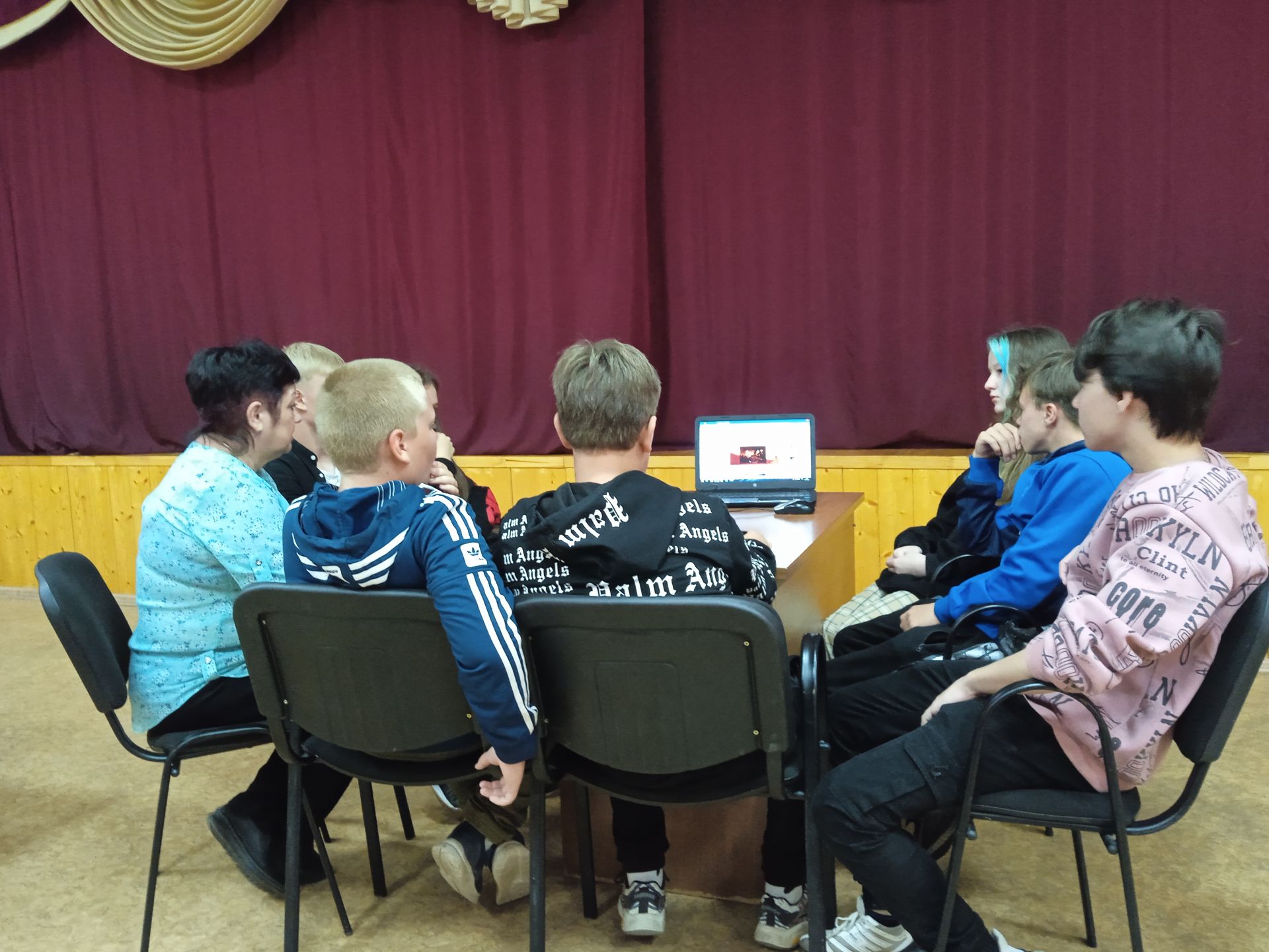 Молодежь Кильдеева обсудила ситуацию на Украине