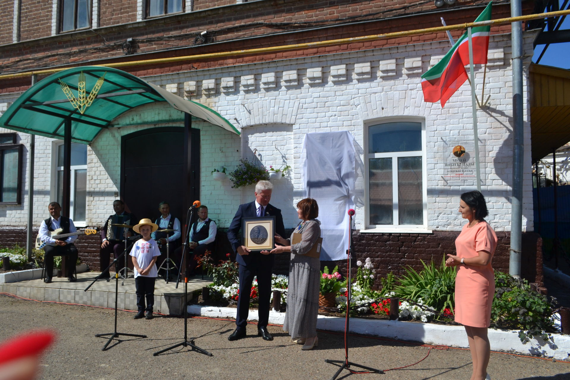 В Печищах торжественно открыли мемориальную доску народному поэту Белоруссии Янке Купале