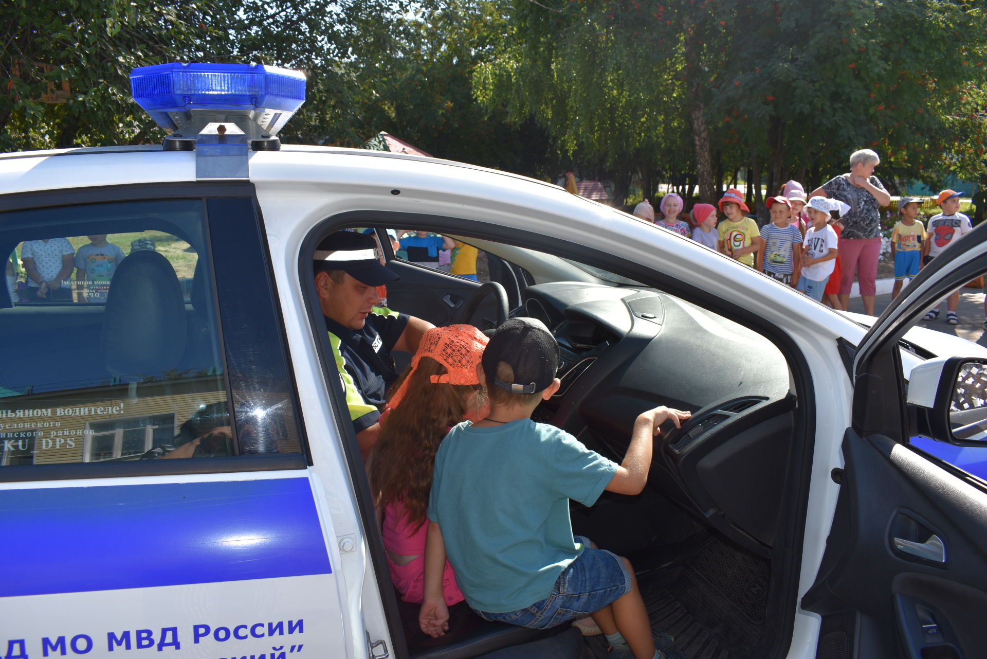 Сотрудники ГИБДД пришли в гости к дошкольникам