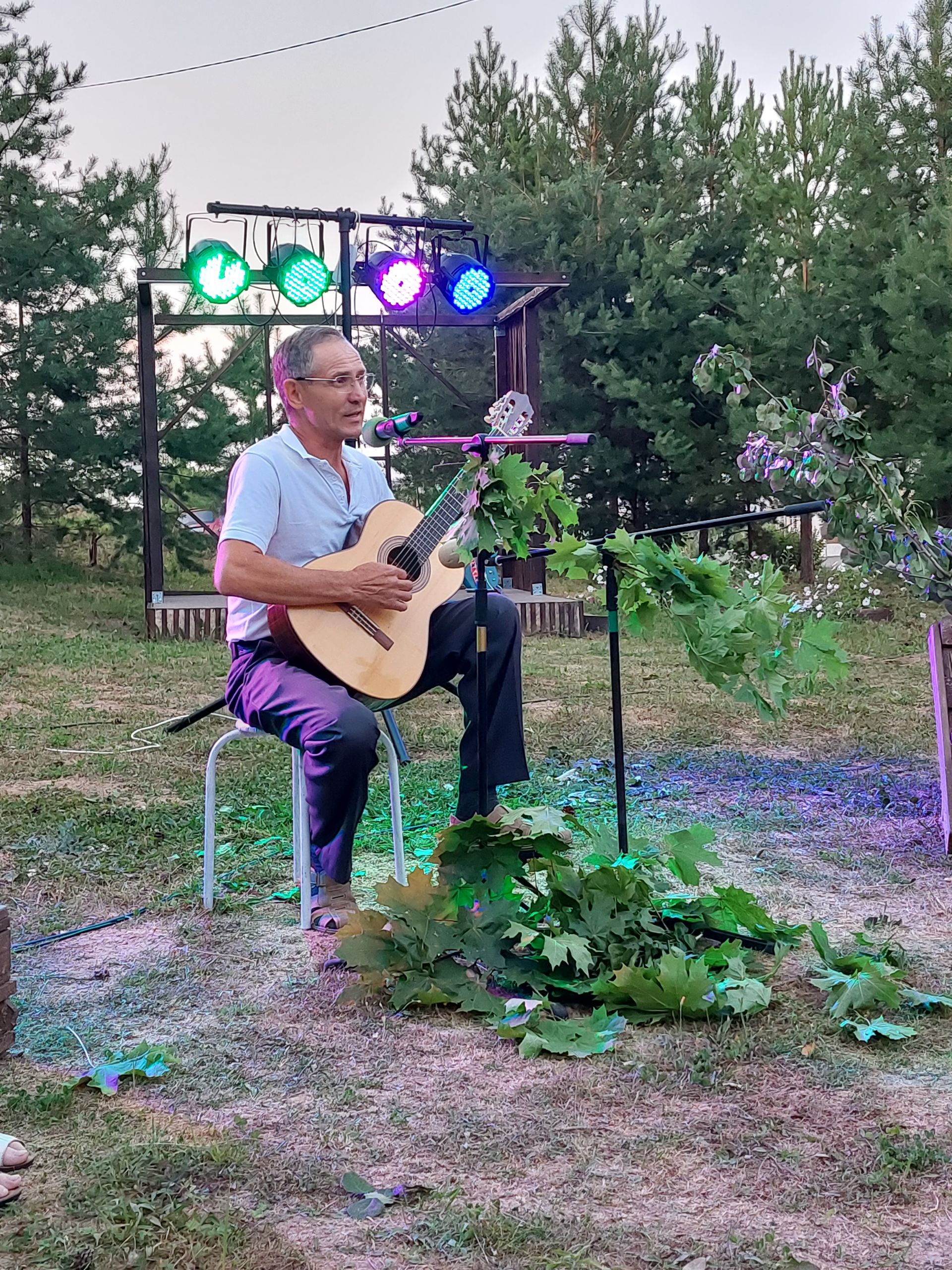 В "НадоПаркИнде" районного Дома культуры прошел вечер гитарной музыки.