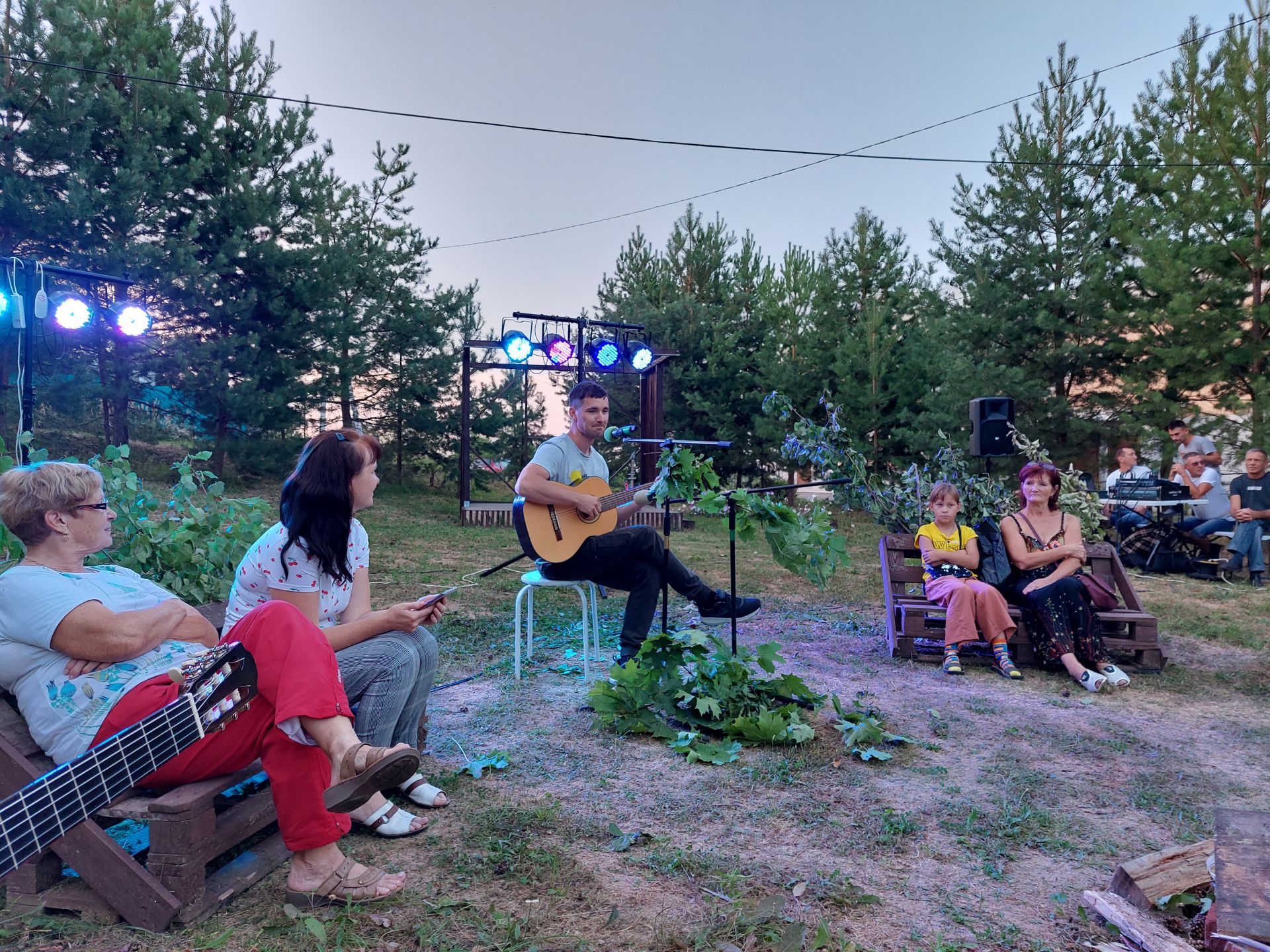 В "НадоПаркИнде" районного Дома культуры прошел вечер гитарной музыки.