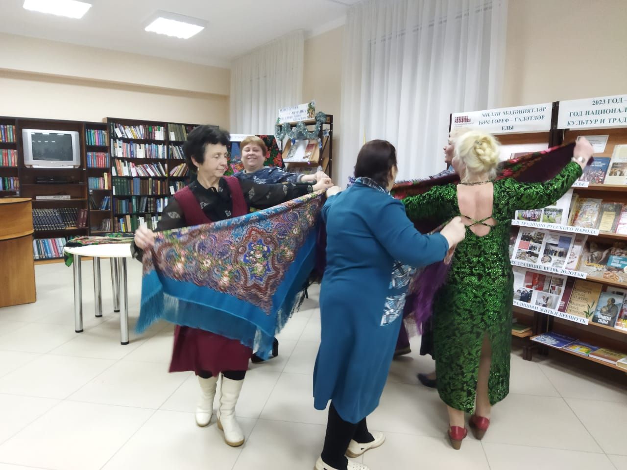 В Центральной районной библиотеке прошел праздник русского платка