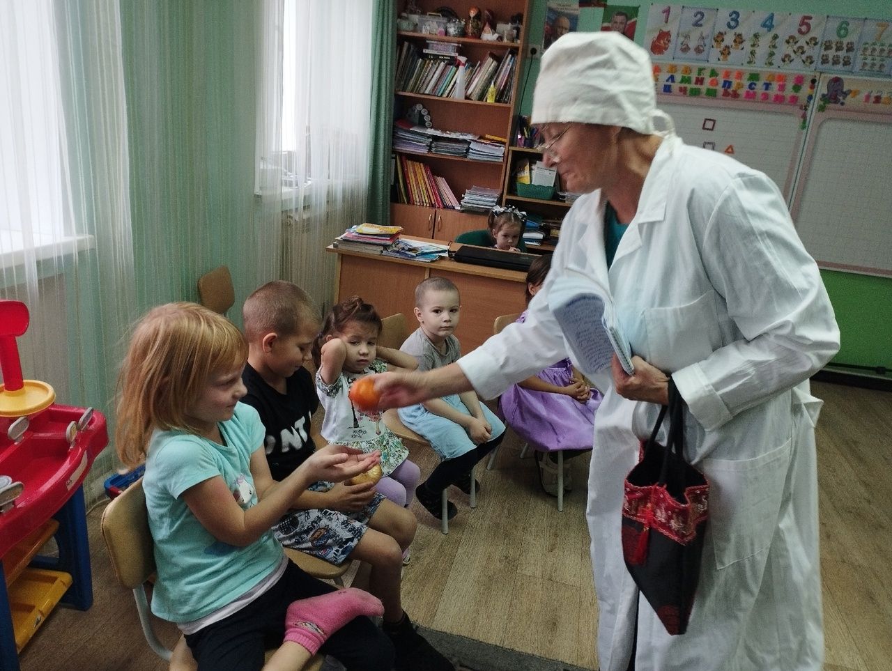 В гости к юным ямбулатовцам пришел Доктор Витаминкин