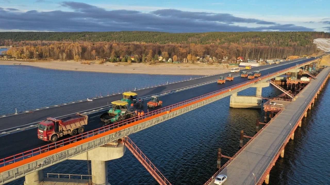 На мосту через Волгу в Татарстане на трассе М-12 уложили асфальт