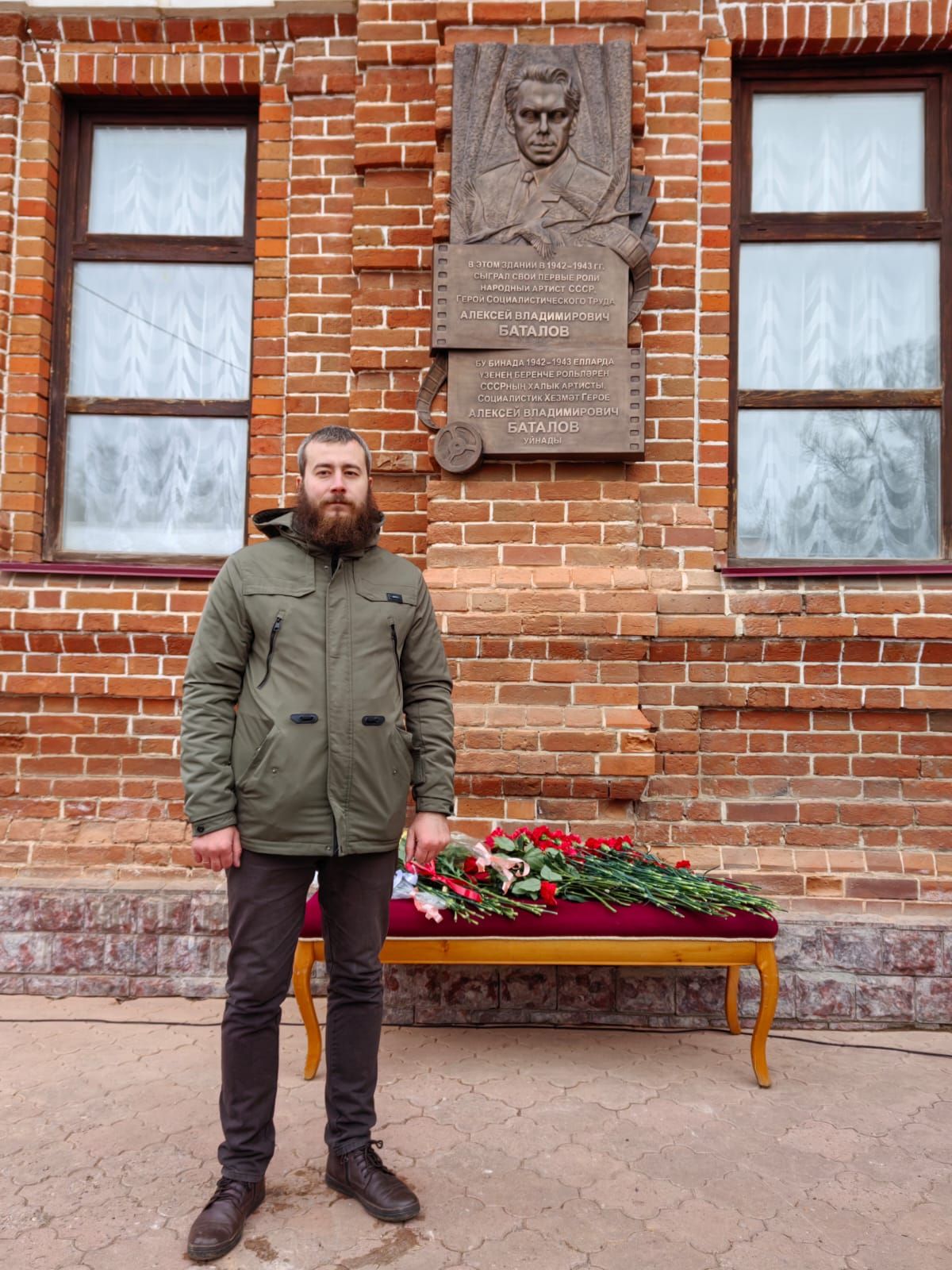 Скульптор из Верхнего Услона стал автором мемориальной доски Алексею Баталову