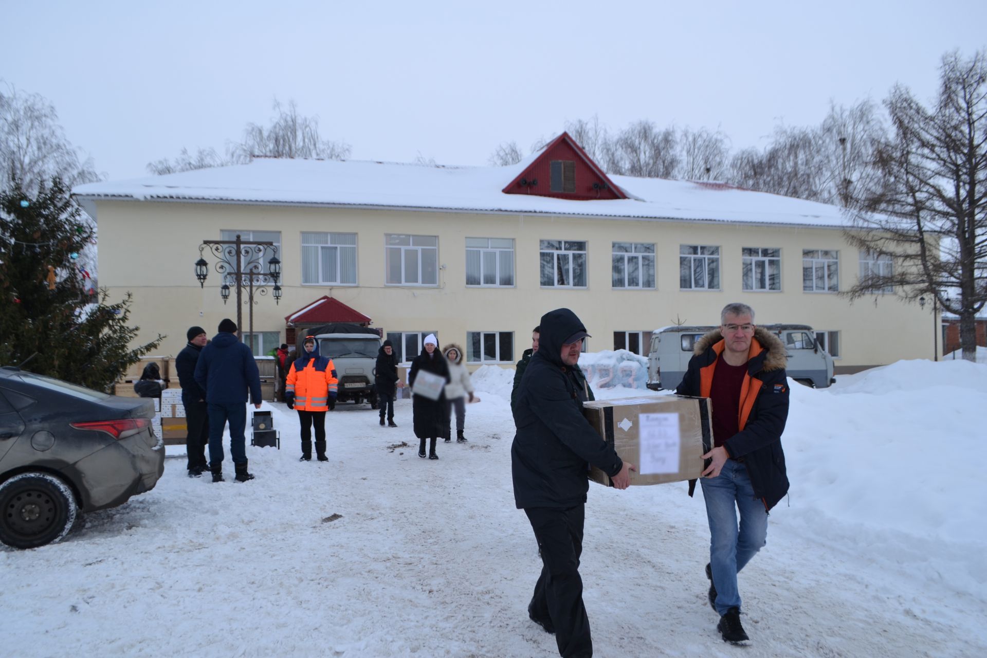 Четыре 20-тонных большегруза с гуманитарной помощью отправили из Верхнеуслонского района в зону СВО