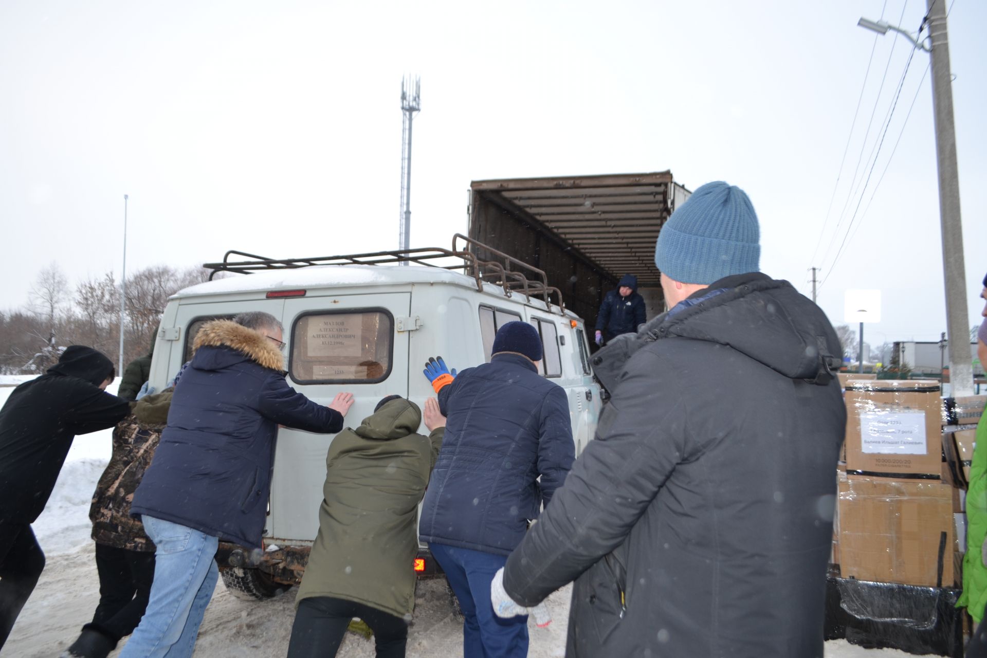 Четыре 20-тонных большегруза с гуманитарной помощью отправили из Верхнеуслонского района в зону СВО