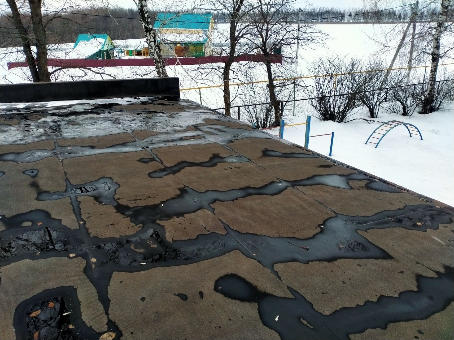 В Янги Болгарах очистили от снега и наледи кровлю сельского клуба