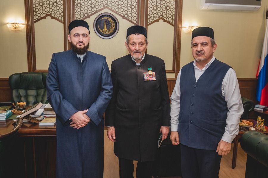 Татарстан мөфтие Тимур хәзрәт Ибраһимовны медаль белән бүләкләде