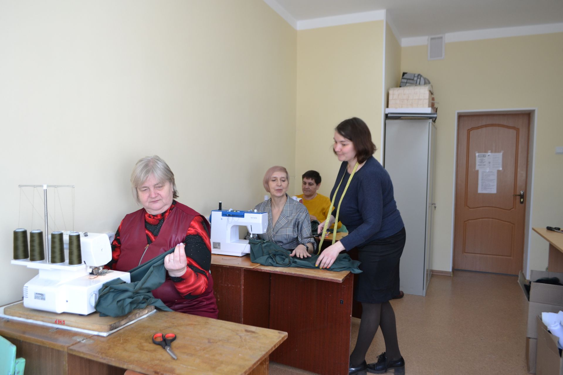 В Куралове педагоги шьют для военнослужащих балаклавы, водолазки, футболки