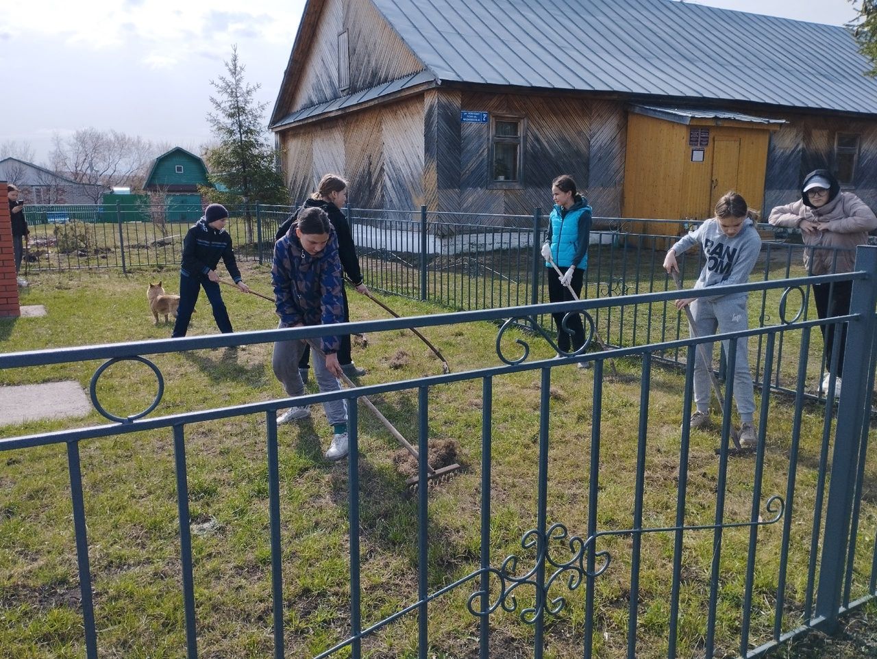 В Ямбулатове провели субботник на территории мемориала Победы