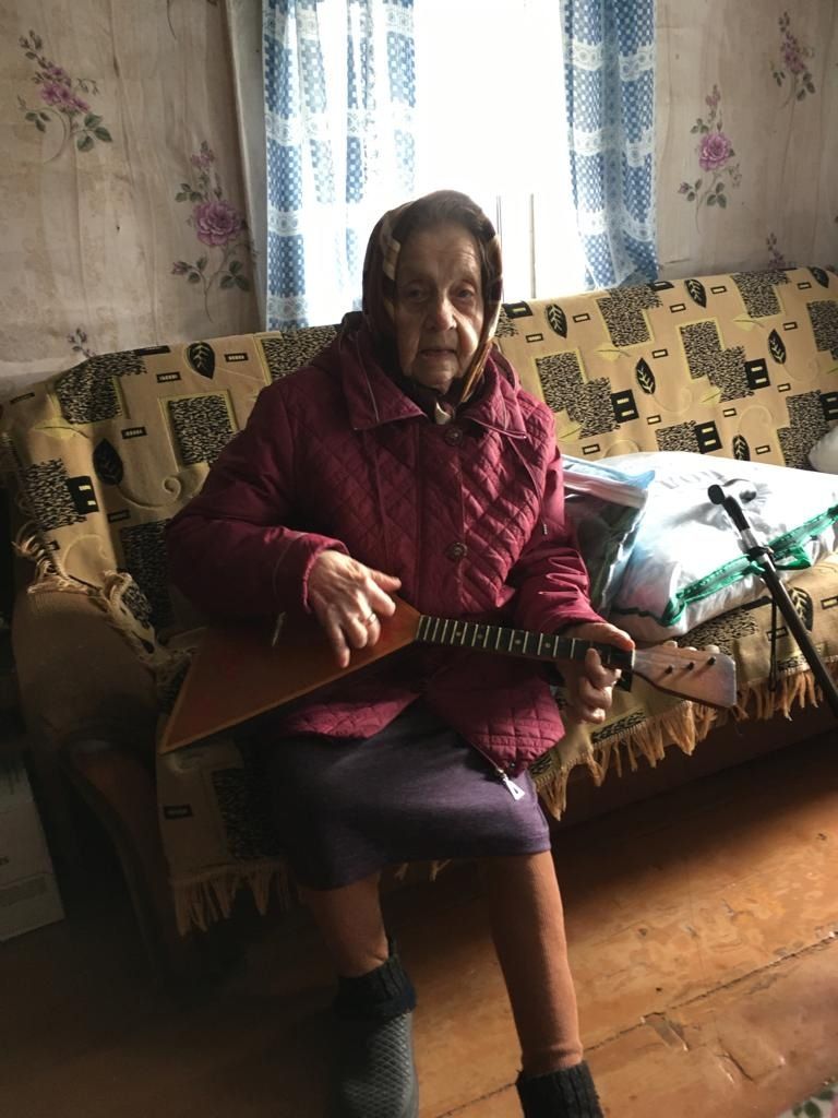 Елизавета Кубышкина из Воробьевки на своем юбилее сыграла гостям на балалайке