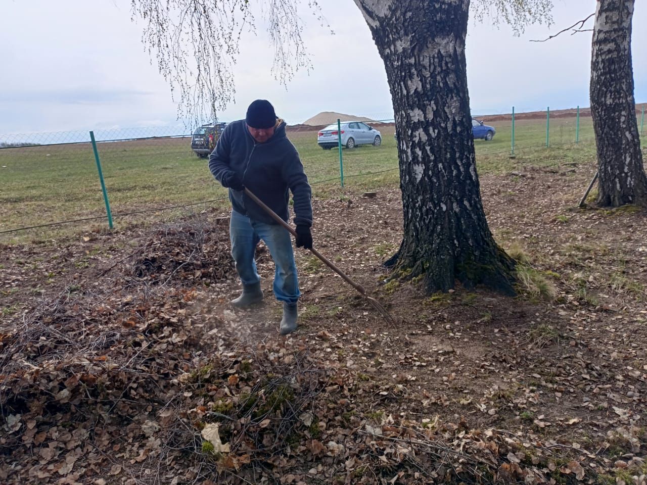 Жители деревни им. М. Вахитова организовано провели уборку местного кладбища