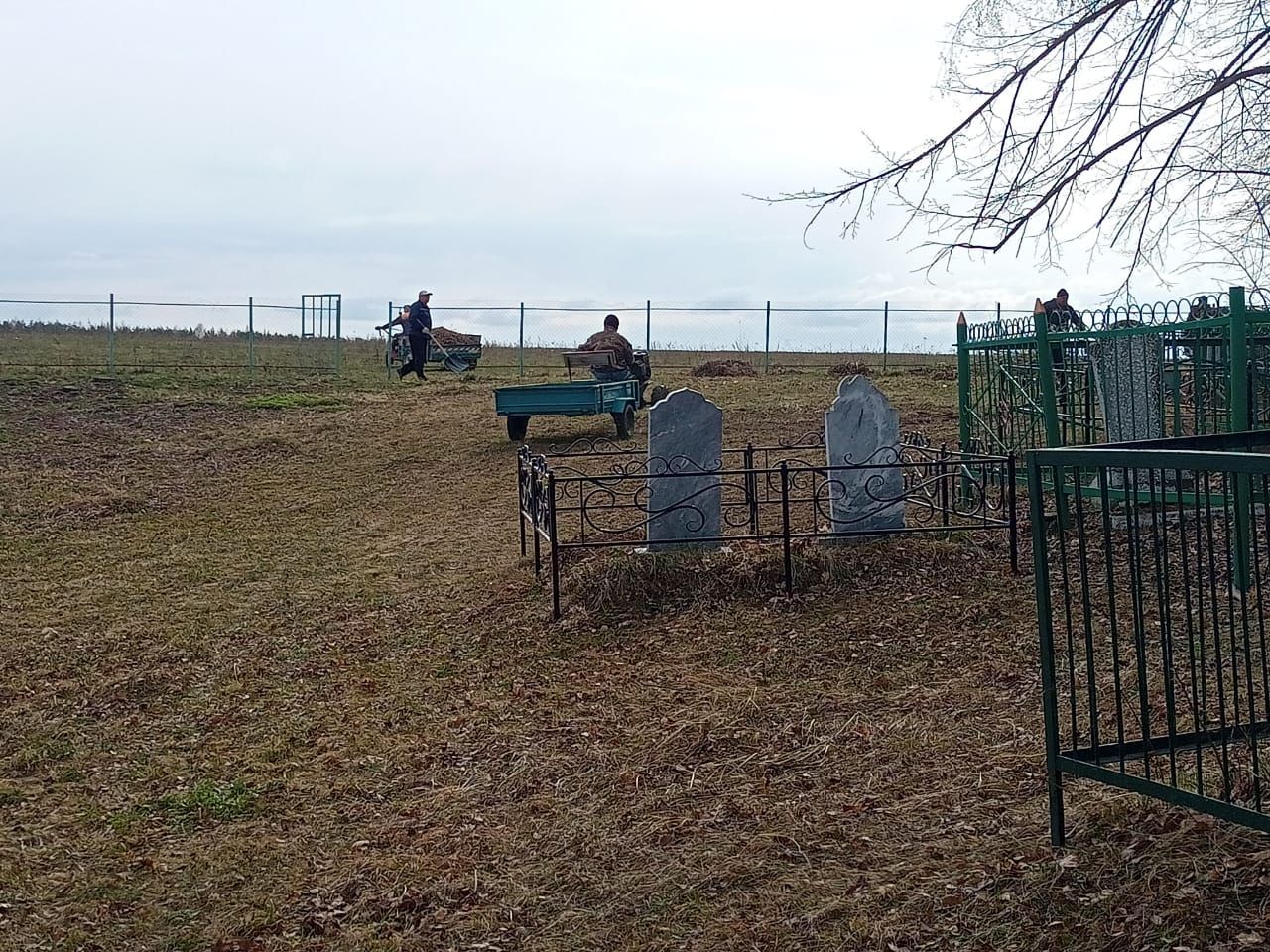 Жители деревни им. М. Вахитова организовано провели уборку местного кладбища