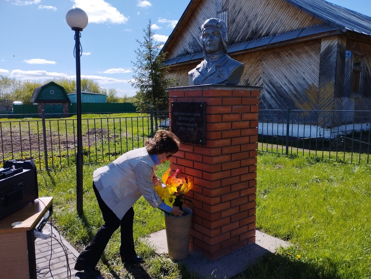 В Ямбулатове почетным гостем праздничного митинга стала дочь Героя-танкиста Коновалова
