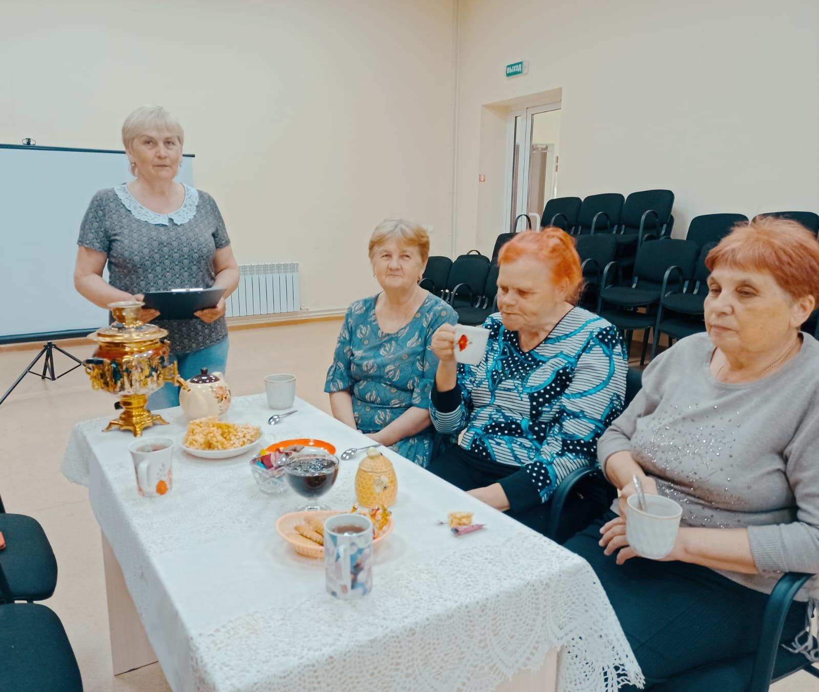 В Майдане местных жителей пригласили на чайные посиделки
