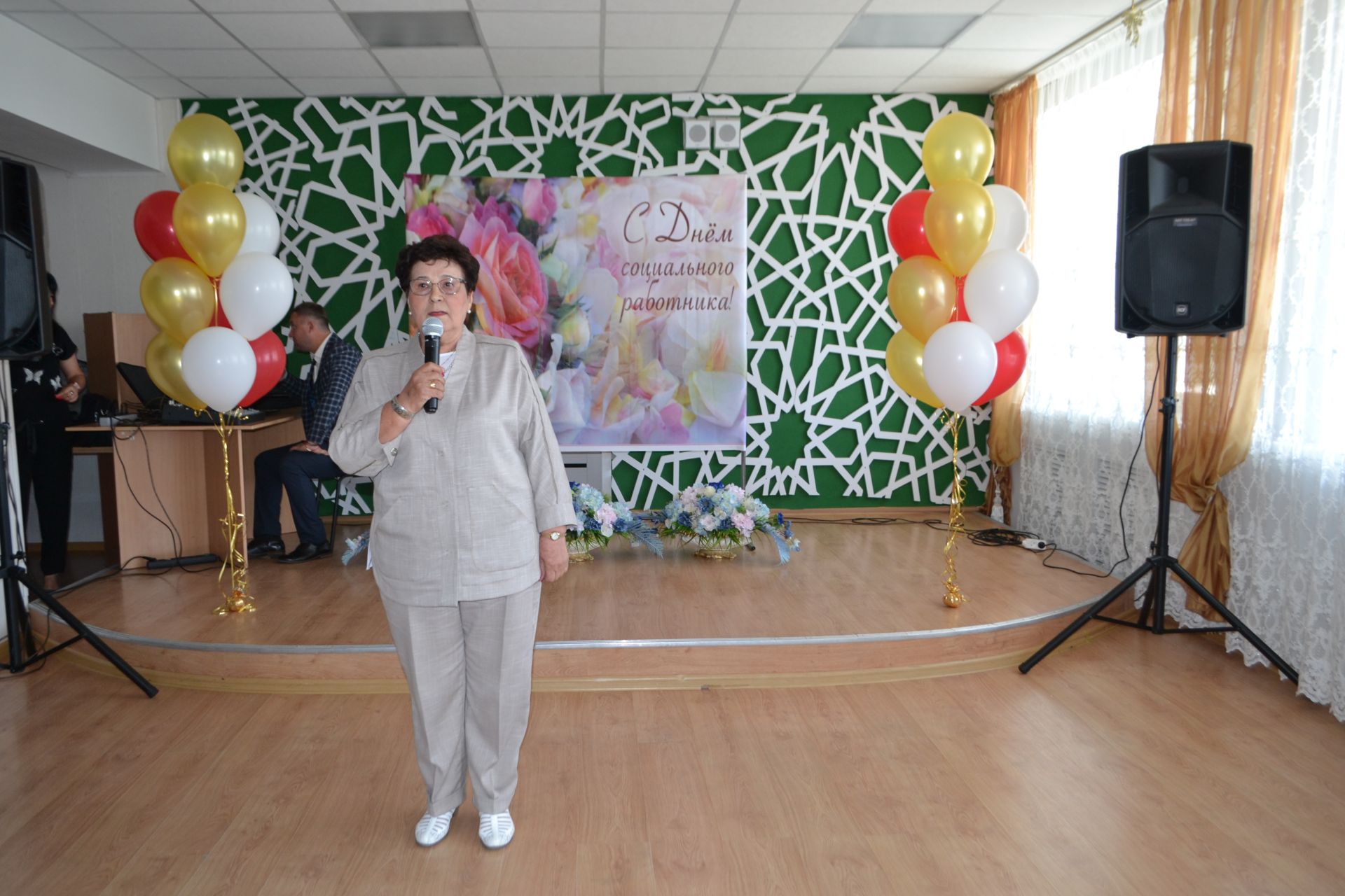 Социальных работников Верхнеуслонского района поздравил заслуженный артист Татарстана