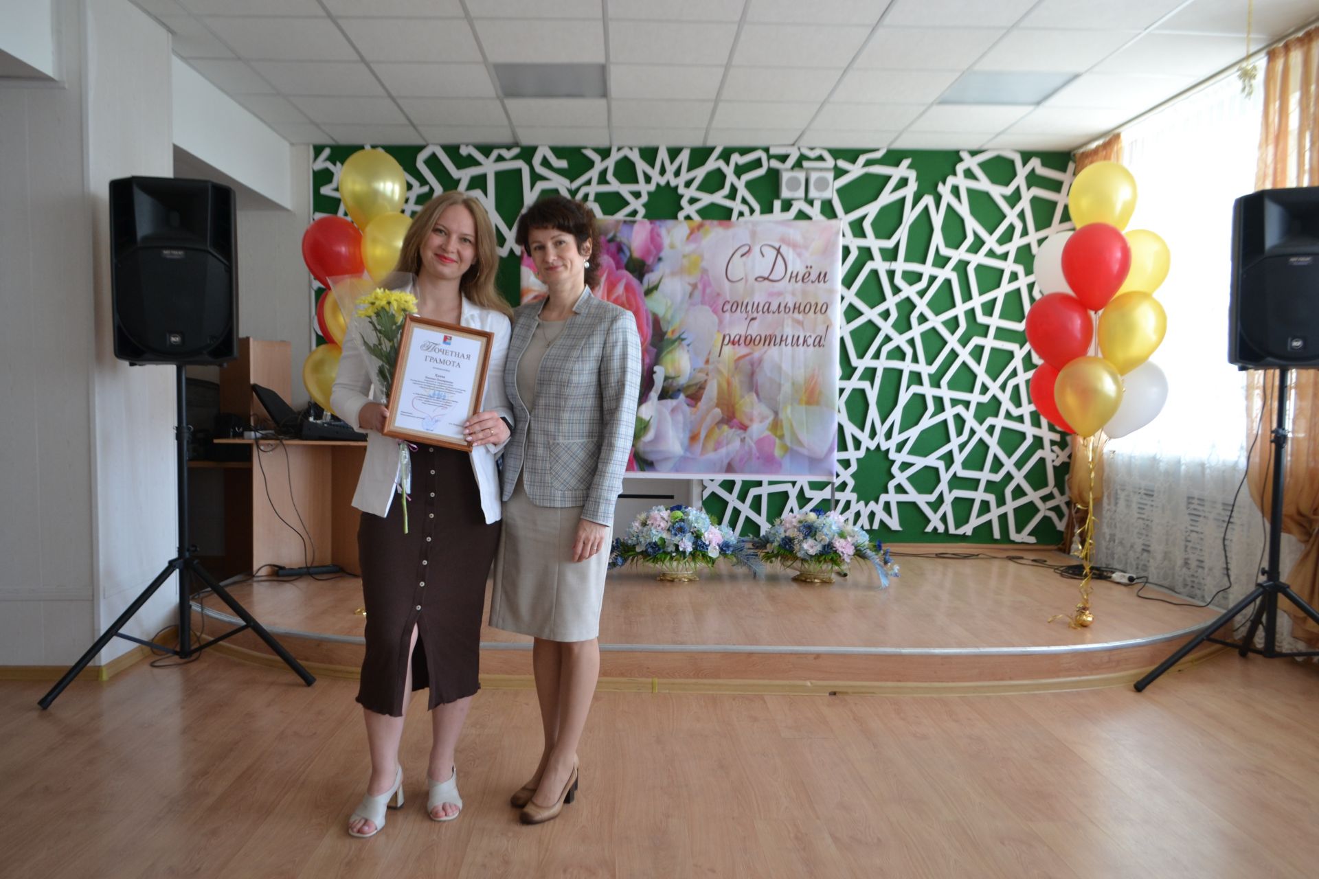 Социальных работников Верхнеуслонского района поздравил заслуженный артист Татарстана