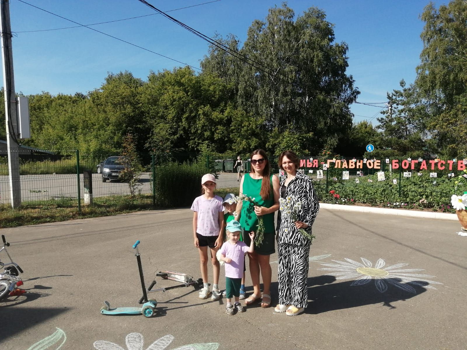 В детсаду «Березка» в честь дня семьи, любви и верности провели фотоакцию