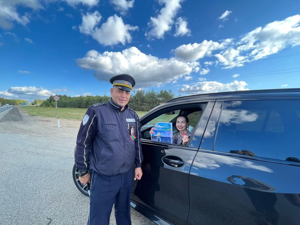 Автоинспекторы в Верхнеуслонском районе поздравили водителей с Днем Республики Татарстан