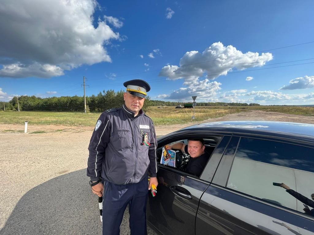Автоинспекторы в Верхнеуслонском районе поздравили водителей с Днем Республики Татарстан