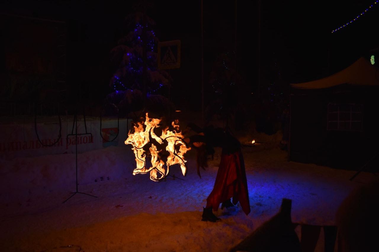 Новогодний концерт прошел у главной елки в Верхнем Услоне