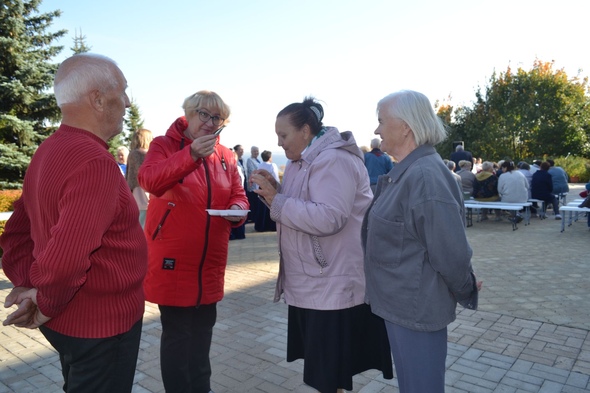 В Верхнем Услоне пожилых людей пригласили в советскую столовую