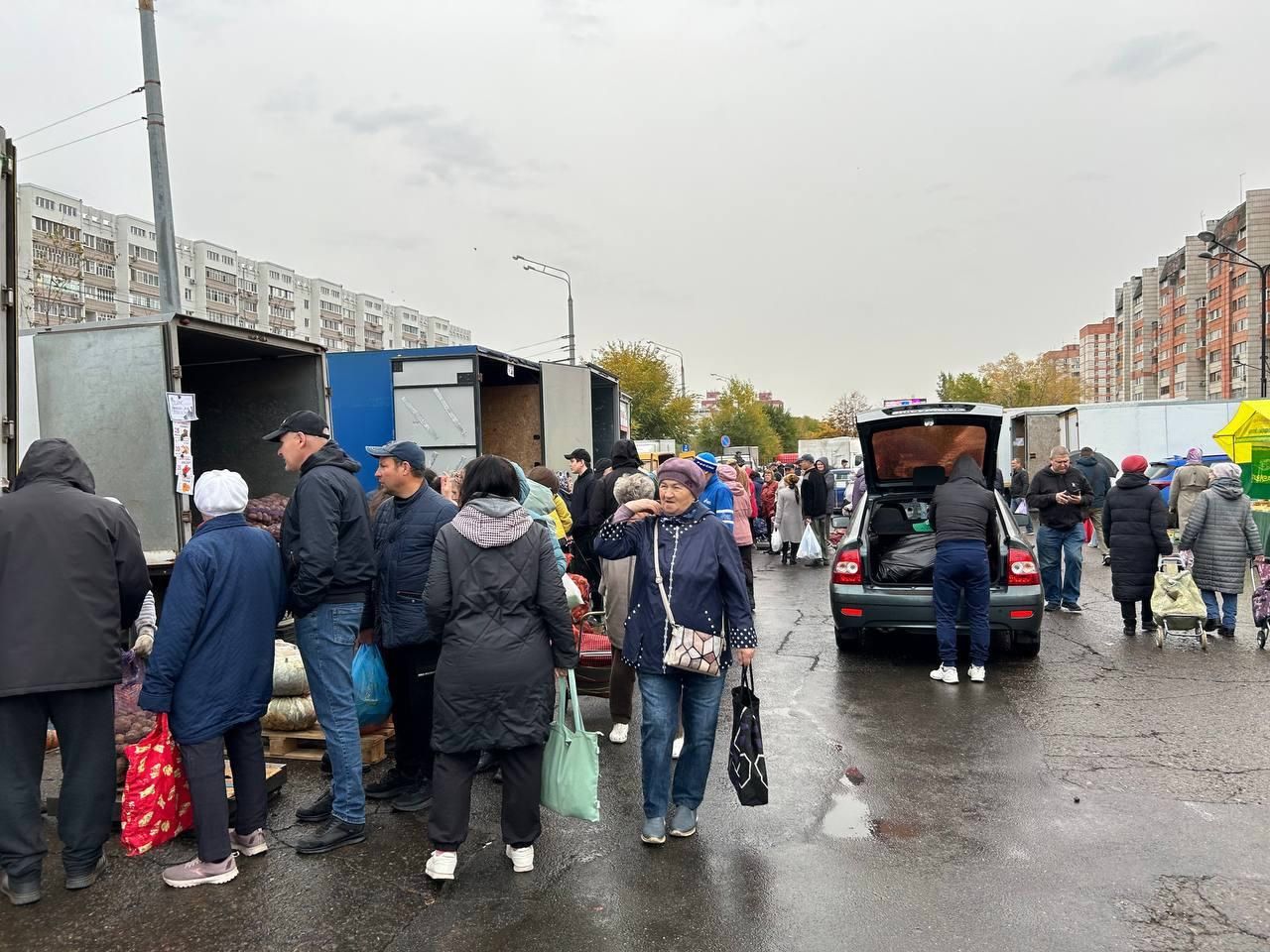 Глава Верхнеуслонского района Евгений Варакин побывал на сельхозярмарке в Казани