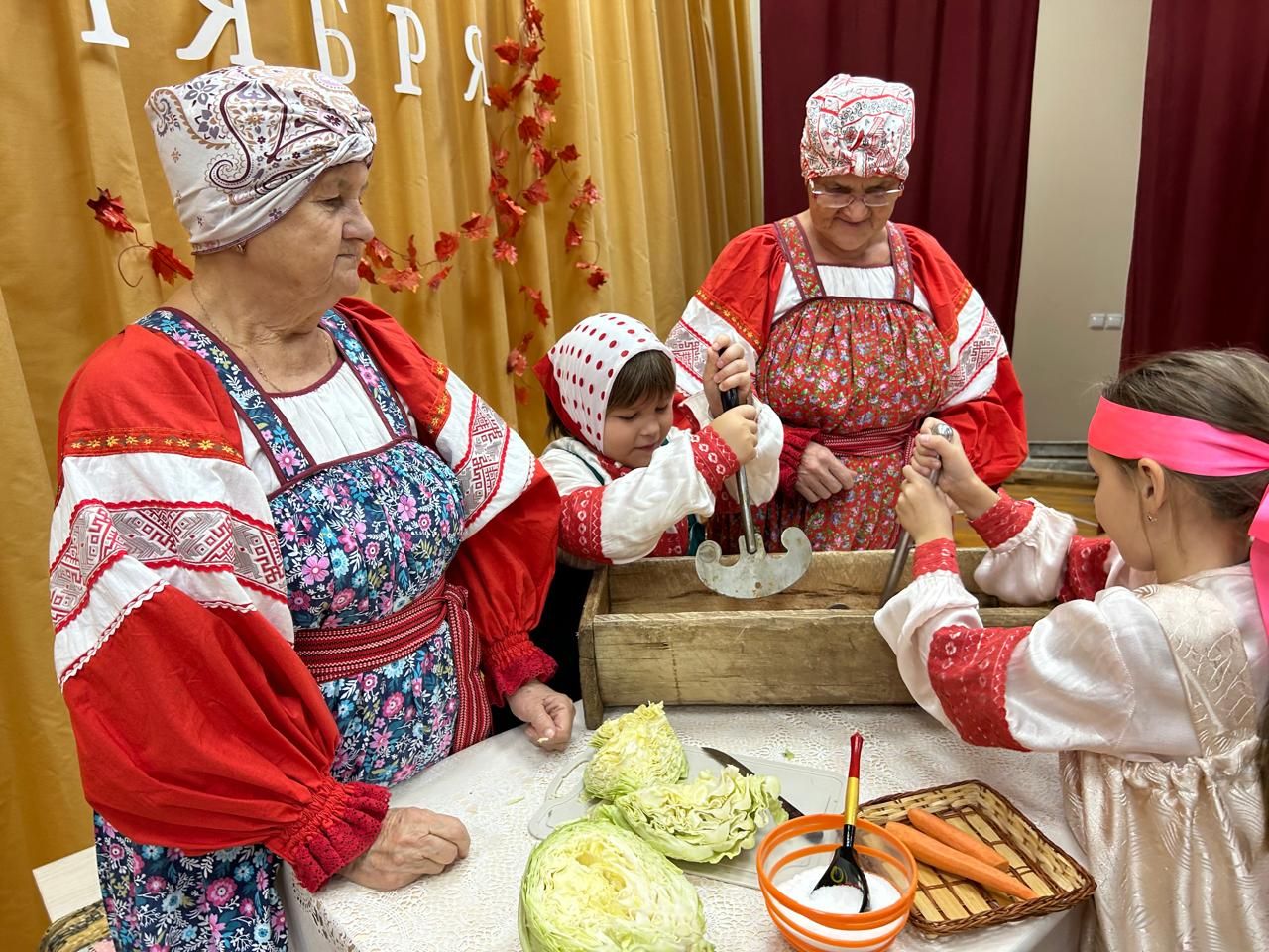 В Майдане прошли капустные вечерки