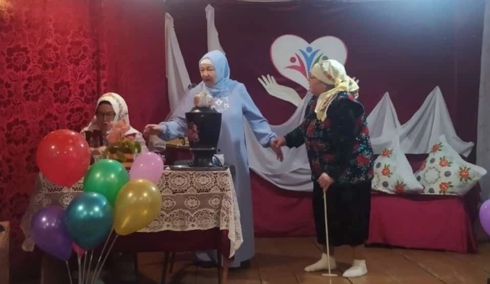 Яңа Юлда әниләрне котладылар