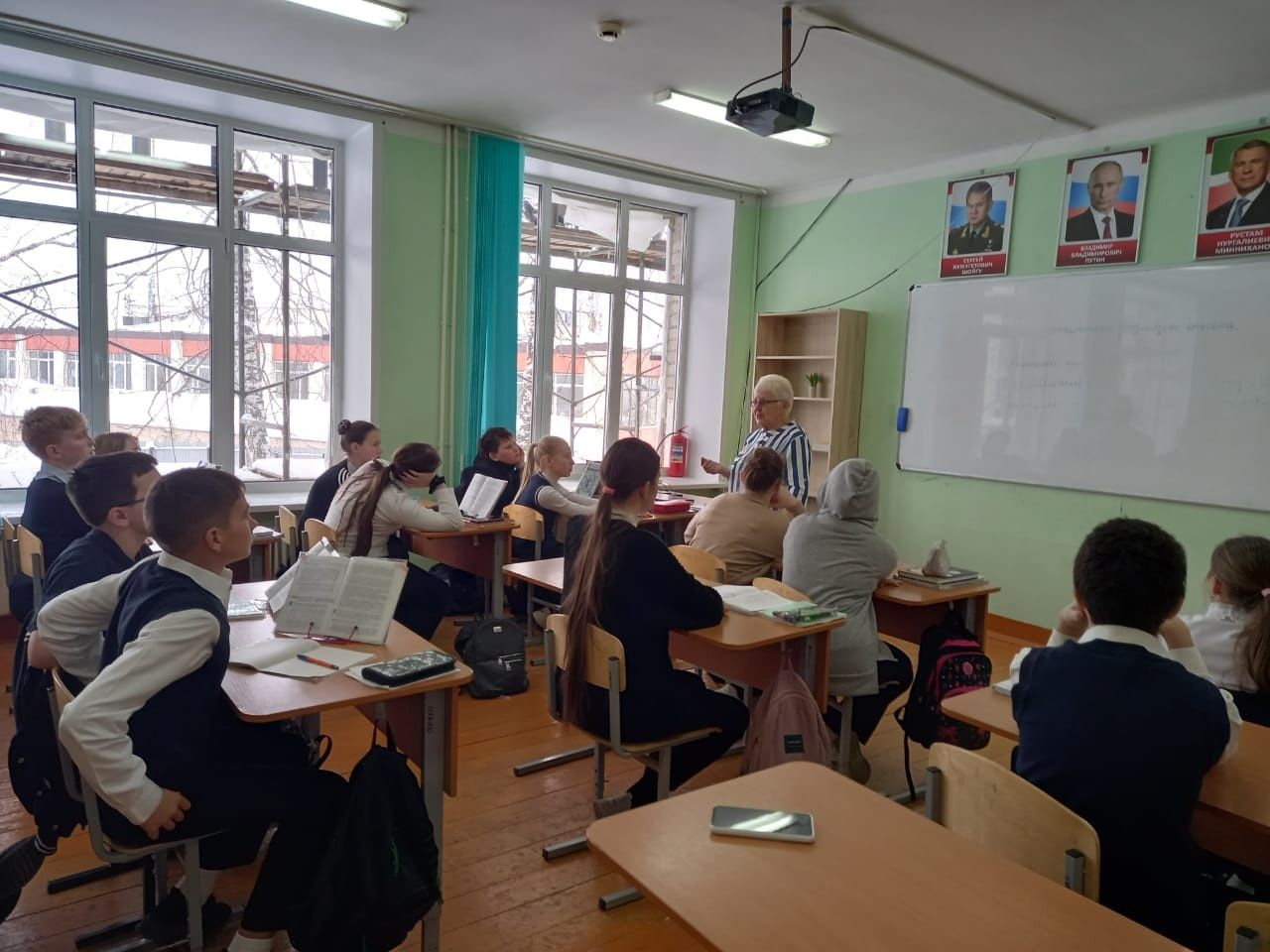 Верхнеуслонские школьники вяжут сети для бойцов СВО