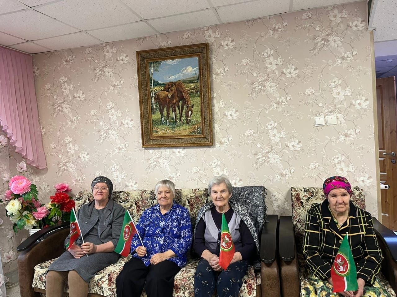Татарстан Республикасы Дәүләт гербы көненә багышланган әңгәмәне Югары Ослан интернат-йорты өлкәннәре өчен оештырдылар