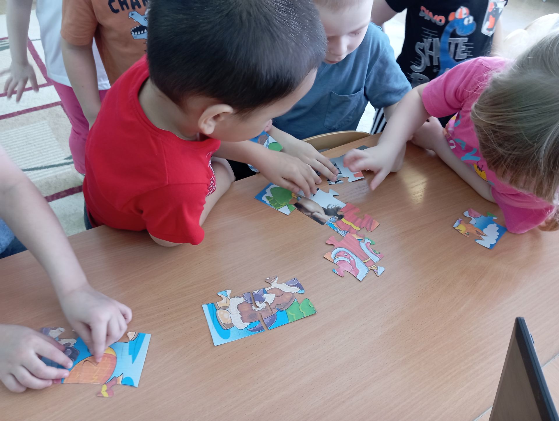 Сотрудники детской библиотеки пригласили малышей в мир сказок