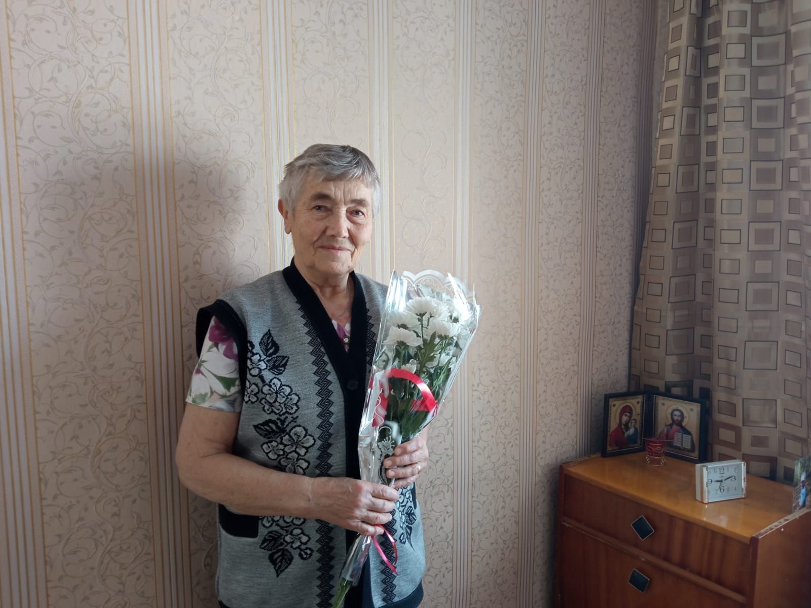 Верхнеуслонские соцработники поздравили женщин, находящихся на надомном обслуживании